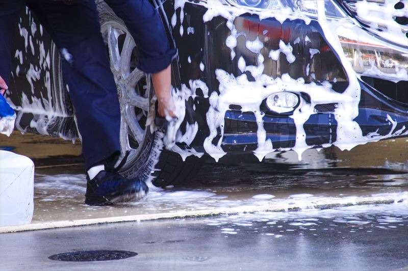 綺麗な状態を保つために洗車します